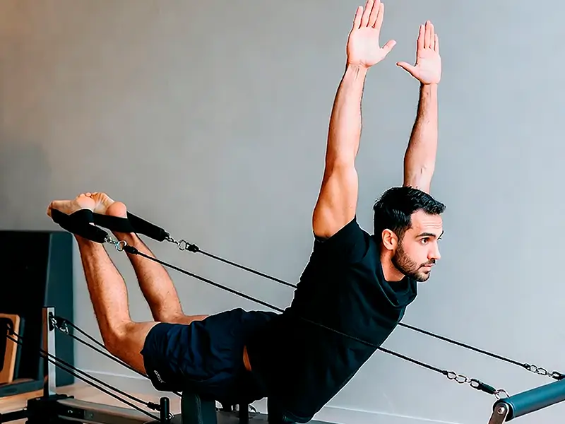 Jover haciendo pilates en LESSENZIA pilates en cambados