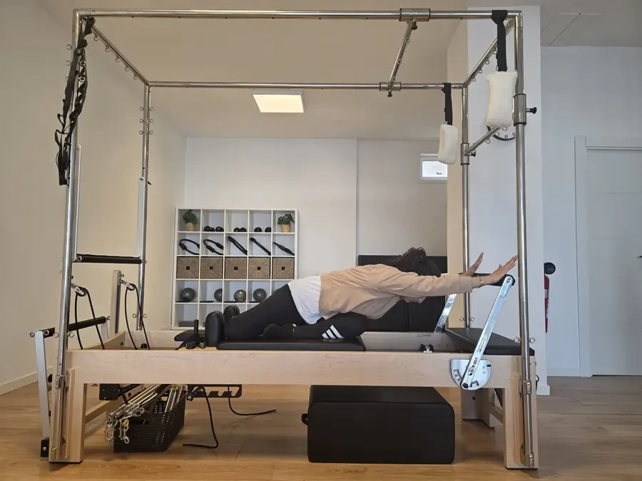 Vero haciendo pilates en Lessenzia Pilates en cambados pontevedra imagen 1