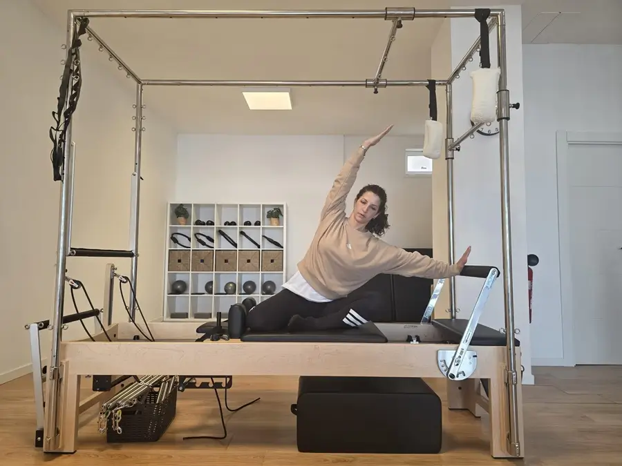 Vero haciendo pilates en Lessenzia Pilates en cambados pontevedra imagen 3