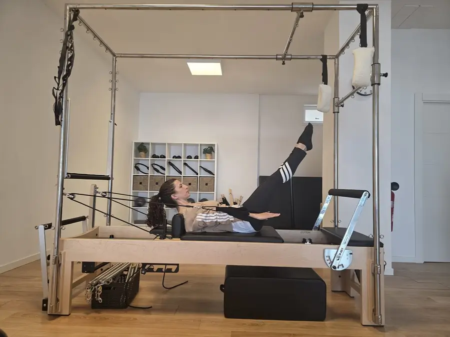 Vero haciendo pilates en Lessenzia Pilates en cambados pontevedra imagen 5