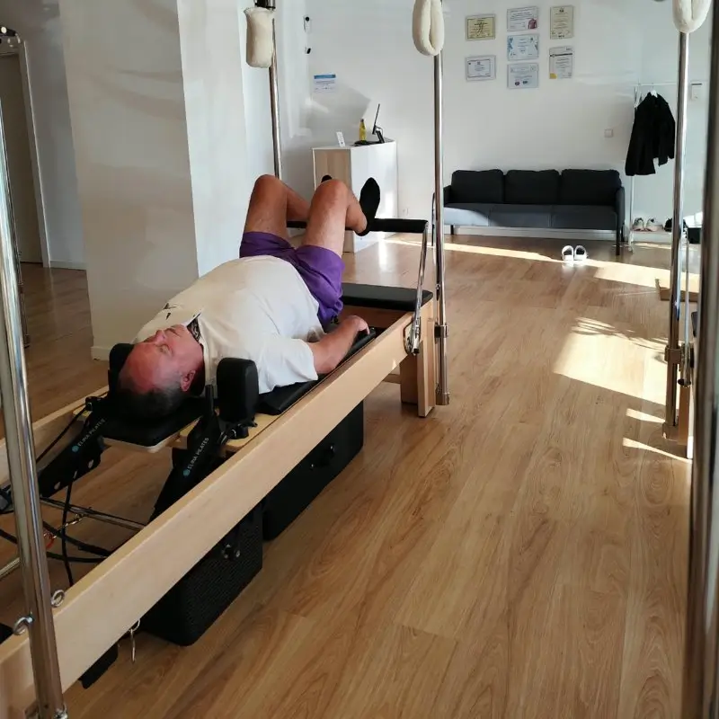 Milo realizando su clase de pilates en cambados en el centro lessenzia Milo realizando su clase de pilates en cambados en el centro lessenzia
